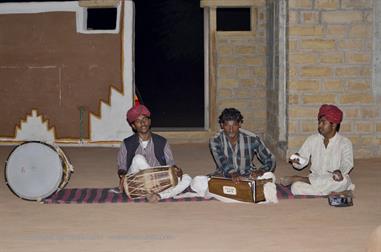 04 Rajasthan-Dancer_and_Music,_Kuri_DSC3452_b_H600